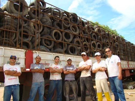 Pneus levados para reciclagem em Marataízes.